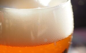 bicchiere di birra con schiuma in sospensione