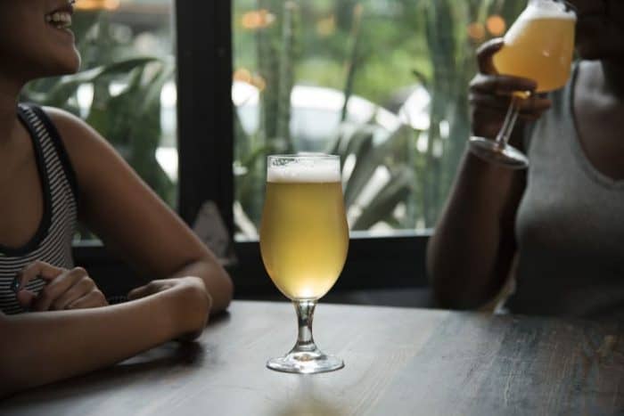 bicchiere di birra bianca su un tavolo